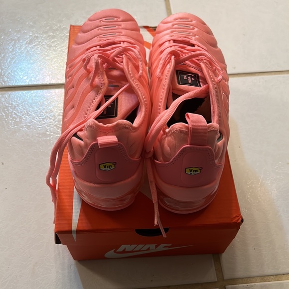 Nike Air VAPORMAX PLUS - Picture 2 of 4